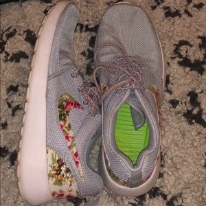 Nike Floral Roshe